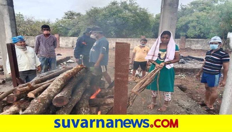 Daughter Perform Last Rites of Father Funeral at Ankola in Uttara Kannada grg