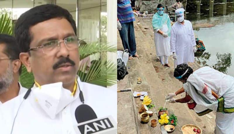 Muslim MP  Syed Naseer Hussain performs last rites for professor who died due to covid in karnataka