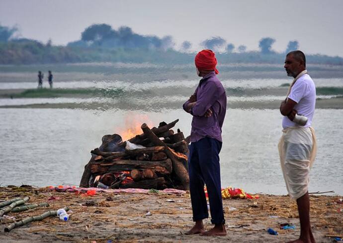 গঙ্গায় ভাসছে লাশ, করোনা রোগীর পচা-গলা দেহ ভেসে এল রাজ্যে