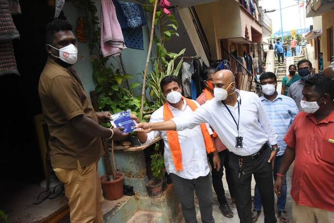 <p>ఈ ప్రారంభోత్సవంలో నమ్మ&nbsp;బెంగళూరు ఫౌండేషన్ దేనబందునగర్ ప్రాంతానికి చెందిన పేద, &nbsp;వృద్ద ప్రజలకు వెల్ నెస్ అండ్ ఇమ్యునిటీ కిట్లను పంపిణీ చేశారు. ఈ కార్యక్రమాన్ని బిబిఎంపి మాజీ మేయర్ శ్రీ గౌతమ్ కుమార్, సర్ సి.వి.రామన్ హాస్పిటల్ ఇందిరానగర్ మెడికల్ సూపరింటెండెంట్ డాక్టర్ రాధాకృష్ణ ప్రారంభించారు.</p>
