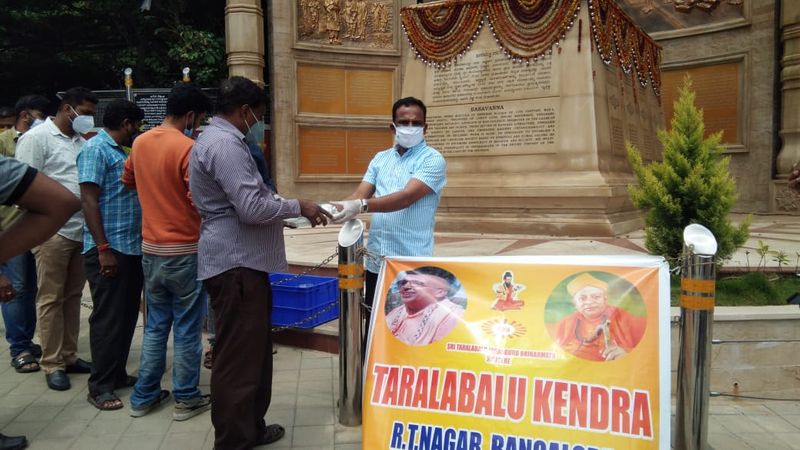 Taralabalu Kendra  Distributes Food to COVID Warriors at bengaluru rbj