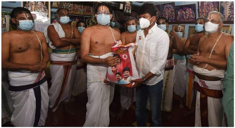 Udayanithi meets Tiruvallikeni Parthasarathy temple priests to provide corona relief aid ..!