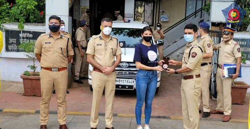 Jacqueline Fernandez celebrates Ganesha Chathurthi with Transgenders dpl