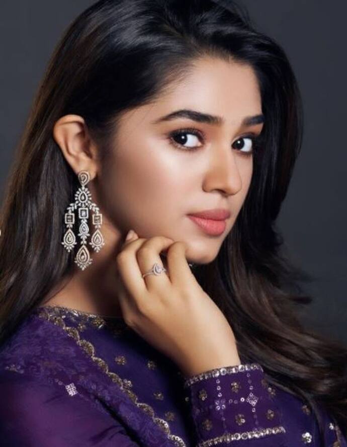 <p>‘ఉప్పెన’ ప్రేక్షకులకి చేరువకావడంలో హీరోయిన్ కృతి శెట్టి ప్రధాన కారణమని చెప్పొచ్చు. క్యూట్‌ ఎక్స్‌ప్రెషన్స్‌తో యువ మనసుల్ని కొల్లగొట్టి ‘నీ కన్ను నీలి సముద్రం’, ‘ధక్‌ ధక్‌ ధక్‌’ అంటూ పాటలతోనే ఫిదా చేసేసింది.&nbsp;</p>
