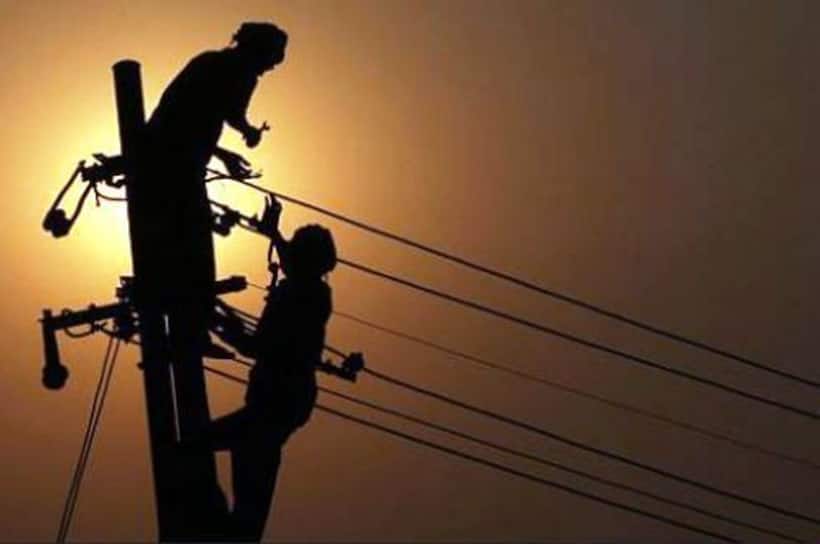 వార్నీ.. ప్రియురాలిని చీకట్లో కలిసేందుకు ఊరు మొత్తానికే కరెంట్ కట్ చేసిన ప్రియుడు.. ఇద్దరూ సన్నిహితంగా ఉండగా..