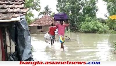 হলদিয়ায় গ্রামে প্রবলবেগে ঢুকছে জল, জরুরী জিনিস নিয়ে ত্রাণ শিবিরের পথে মানুষ, দেখুন ছবি