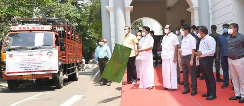 Chief Minister flagged off the vehicles carrying oxygen cylinders  to be used in 18  Districts for Corona treatment