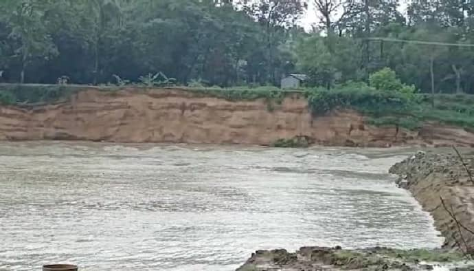 জলের তোড়ে ভেঙে গেল বাঁশের সাঁকো-বাঁধ, হু হু করে জল ঢুকছে গ্রামে