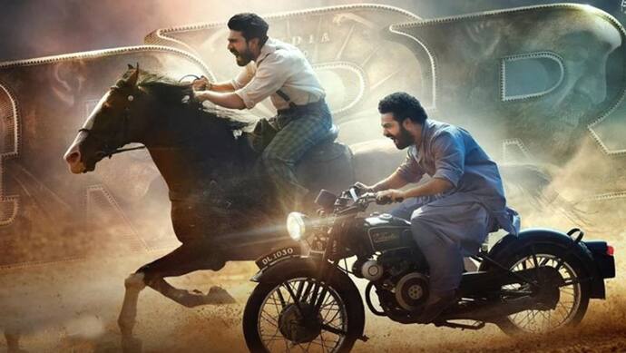 <p>క్రేజీ కాంబినేషన్ లో వస్తున్న ట్రిపుల్ ఆర్ సినిమా తాజా పోస్టర్ వైరల్ గా మారింది. అల్లూరి సీతారామరాజుగా రామ్‌చరణ్‌, కొమురం భీమ్‌గా ఎన్టీఆర్‌ నటిస్తున్న విషయం తెలిసిందే. తాజాగా తిరిగి షూటింగ్ మొదలు పెట్టిన ఈ చిత్ర యూనిట్ క్రేజీ అప్ డేట్ తో ఫ్యాన్స్ కు పండగ చేసింది.&nbsp;</p>
