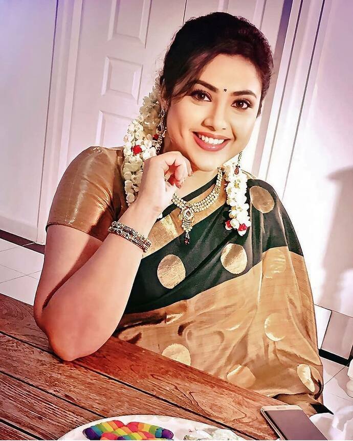 మీనా ఇప్పుడు సీనియర్‌ హీరోలకు హాట్‌ కేక్‌ అయిపోయింది. `దృశ్యం` సినిమా హిట్‌ తర్వాత ఈ సీనియర్‌ భామ రేంజే మారిపోయింది. వరుసగా అవకాశాలు క్యూ కడుతున్నాయి.