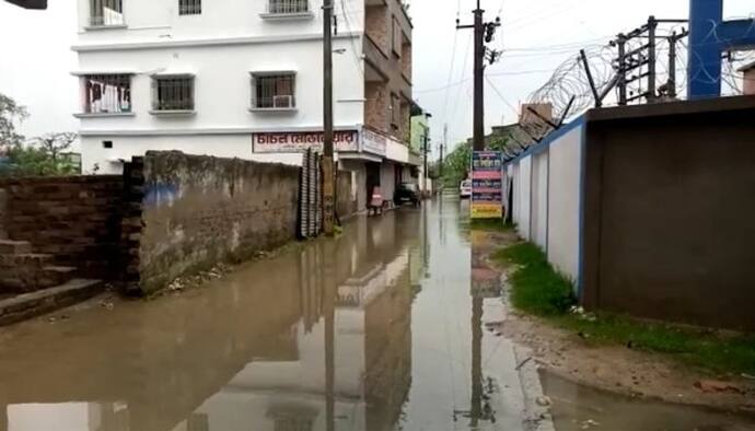 জলে ডুবে হাসপাতাল-থানা, নিকাশির কাজে হুঁশ নেই পঞ্চায়েতের