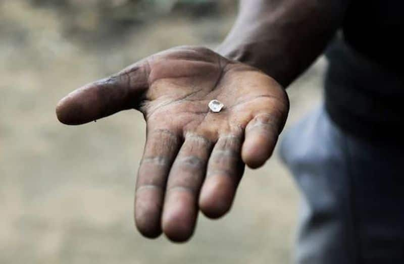 Daily Wage Laborer Finds One Crore Rupee Diamond in Madhya Pradesh AKP