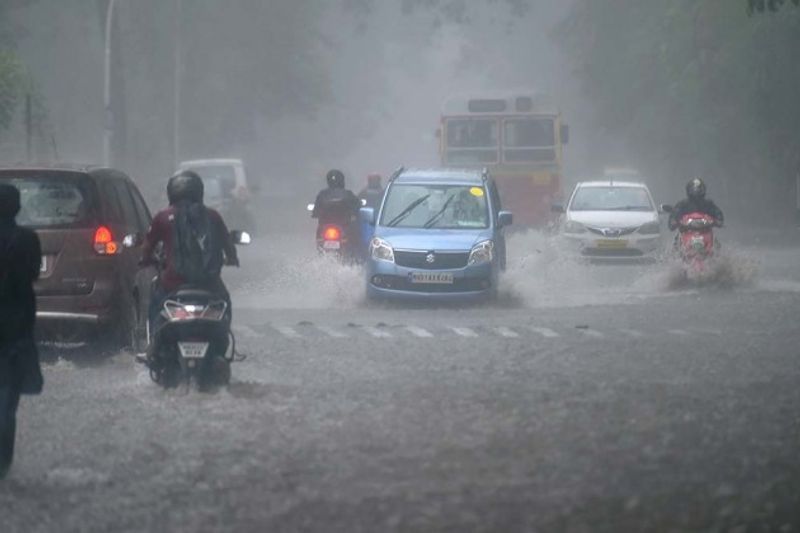 Karnataka-weather yellow-alert-in-17-districts for heavy-rain-predicted-till-june-5th rbj