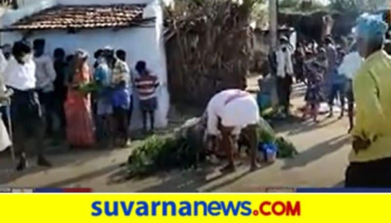 Coronamma installed in Chitradurga Perform Pooja and social distance ignored hls