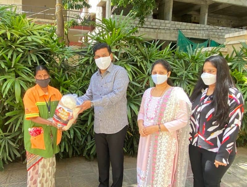 Vijayendra distributes grocery kits to pourakarmikas and frontline warriors hls