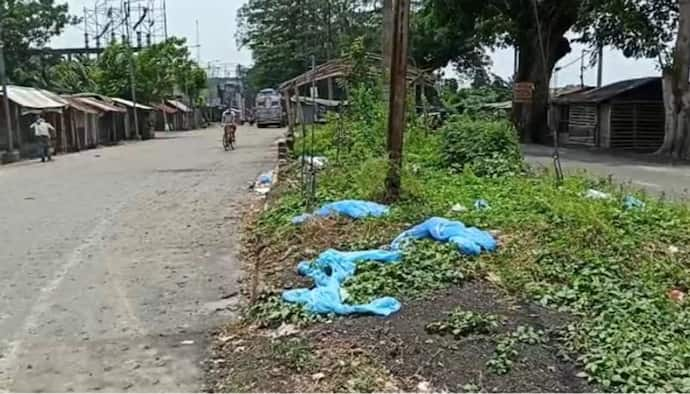 গোটা এলাকায় ছড়িয়ে ছিটিয়ে পড়ে ব্যবহৃত পিপিই কিট, সংক্রমণের আশঙ্কায় বাসিন্দারা