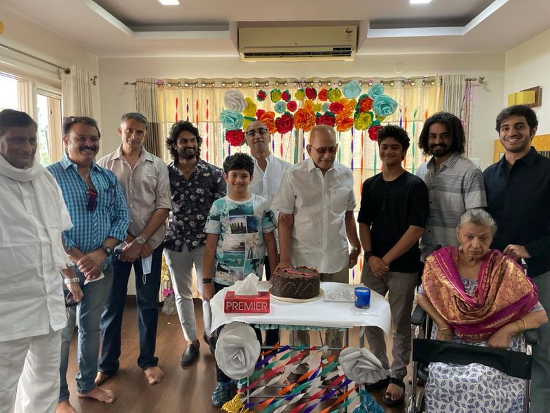 సోమవారం కృష్ణ బర్త్ డే వేడుకలు జరుపుకున్నారు. ఈ ఈవెంట్లో మహేష్ లేకపోవడం గమనార్హం. కరోనా దృష్యా ఆయన దూరంగా ఉన్నట్టు తెలుస్తుంది. సోమవారం కృష్ణ బర్త్ డే వేడుకలు జరుపుకున్నారు. ఈ ఈవెంట్లో మహేష్ లేకపోవడం గమనార్హం. కరోనా దృష్యా ఆయన దూరంగా ఉన్నట్టు తెలుస్తుంది.