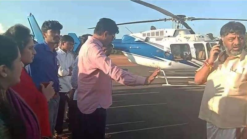 dk shivakumar and Others Congress Leaders travelling helicopter emergency landing Near nelamangala rbj