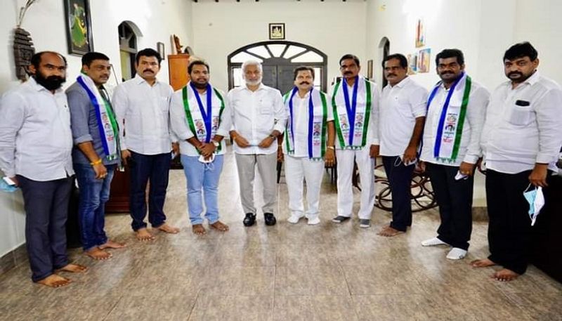 three GVMC Indipendent corporators joins in YSRCP - bsb