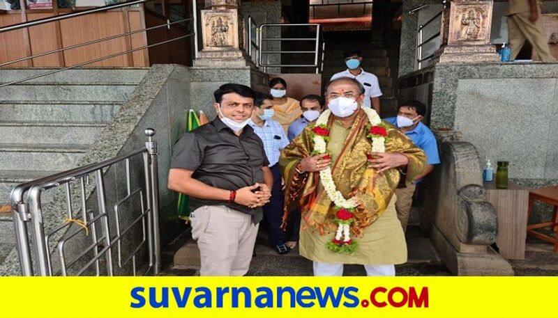 violating covid19 norm Minister Arvind Limbavali Visits dharmasthala Manjunath temple rbj