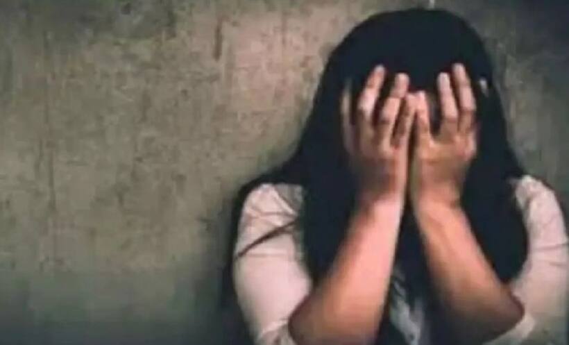 नोट्स देने के बहाने छूता था केमिस्ट्री टीचर, भेजता था आपत्तिजनक मैसेज   छात्रा ने FIR कर भिजवा दिया जेल