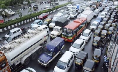 ऐसे खत्म होगा कोरोना?..अनलॉक के पहले दिन ही दिन मुंबई से आईं डरावनी तस्वीरें, सड़कों पर लगीं कतारें