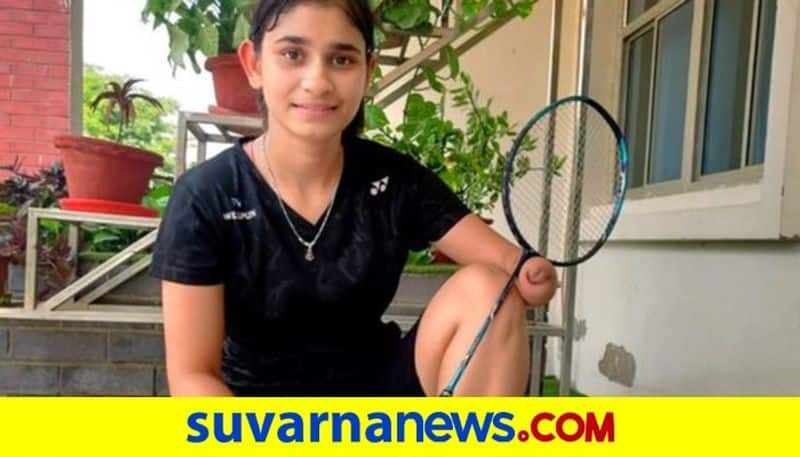 Girl with one hand becomes badminton