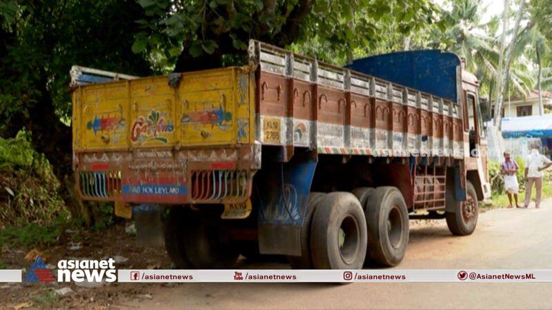 lorry found in wayanad muttil forest plunder case