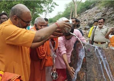 नरसिम्हानंद ने कहा-मुस्लिमों की बढ़ती जनसंख्या भारत का विनाश कर देगी,हिंदू शस्त्रधारी बनें, 6-6 बच्चे पैदा करें