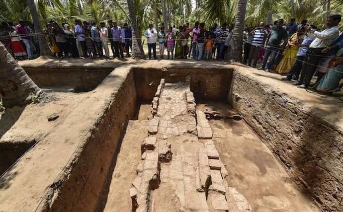 উদ্ধার হাজার হাজার বছর পুরোনো তামার অস্ত্র, মাটি খুঁড়তেই অবাক কান্ড