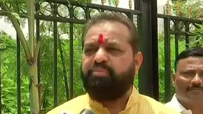 MLA ने ठेकेदार को बहते पानी वाले सड़क पर बैठा कूड़ा डलवाया, नाला सफाई नहीं कराया था ठेकेदार