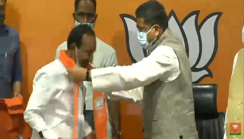 Eatela Rajender joins in BJP, Tarun Chug invites him into the party