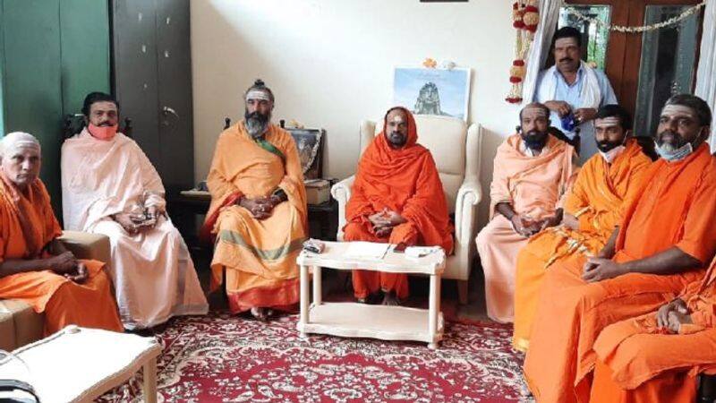 Karnataka BJP Leadership Change veerashaiva lingayat Swamiji Bats for BS yediyurappa rbj