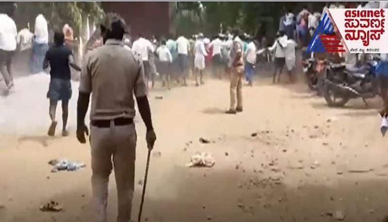 Police Resort To Lathi charge on Farmers To Prevent Crowding Ballari mah