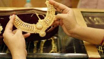 బంగారం కొనేవారికి వారికి గుడ్ న్యూస్.. దిగోస్తున్న పసిడి ధరలు.. నేడు 10గ్రా., ధర ఎంతంటే ?