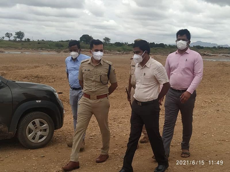 DC SP Raid on Illegal Sand Racket at Mundargi in Gadag grg