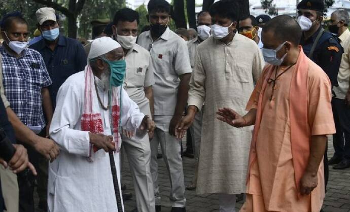 सीएम योगी ने गोरखपुर मंदिर में लगाया जनता दरबार, फरियाद लेकर उमड़ी भीड़