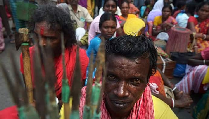 জমি মাফিয়াদের তাড়াতে পাহারা শুরু আদিবাসী মহিলাদের, বন্ধ হল গাছ কাটা