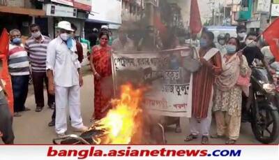 পেট্রোল-ডিজেলের মূল্যবৃদ্ধিতে বাইকে আগুন লাগিয়ে প্রতিবাদে বামেরা, দেখুন ছবি