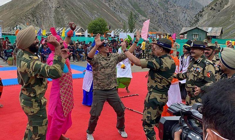 Akshay Kumar does Bhangra with BSF soldiers at Bandiora