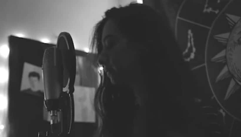 Artist turns cab drivers’ conversations into sad song; Mahira Khan reacts