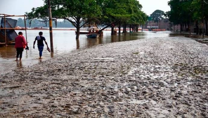 ১০ বছর ধরে বেহাল রাস্তায় ঢুকতে চায়নি অ্যাম্বুলেন্স, অটোতেই শেষ তরতাজা প্রাণ