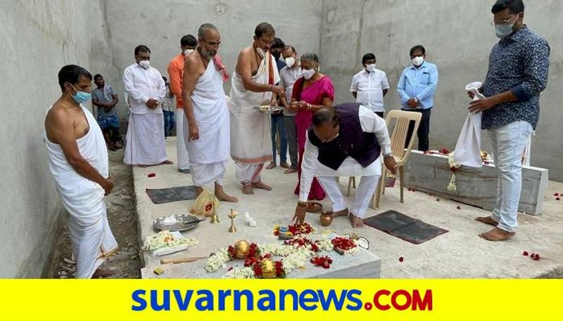 Minister KS Eshwarappa Did Pooja in Temple During Lockdown in Ballari grg