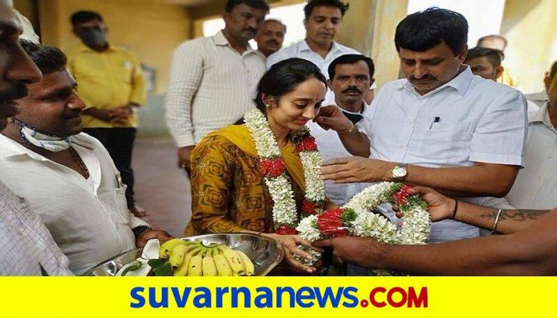 Minister CP Yogeeshwar breaks Covid curbs to celebrate His Wife Birthday rbj