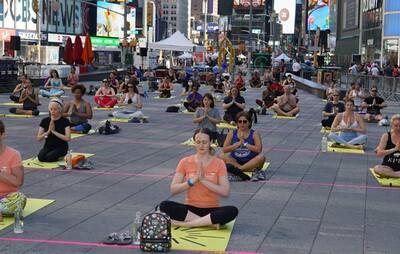 International Yoga Day PHOTOS: किसने कहां किया योगा, कतर में पहली बार हुआ इस तरह का योग