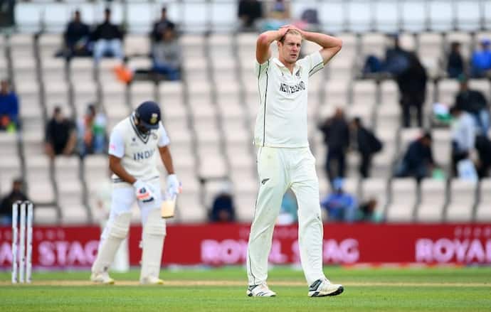 <p>తొలి ఇన్నింగ్స్‌లో ఐదు వికెట్లు పడగొట్టి... భారత జట్టు స్వల్ప స్కోరుకే పరిమితం కావడంలో కీలక పాత్ర పోషించిన కేల్ జెమ్మీసన్... రెండు ఇన్నింగ్స్‌ల్లోనూ విరాట్ కోహ్లీని అవుట్ చేశాడు...</p>
