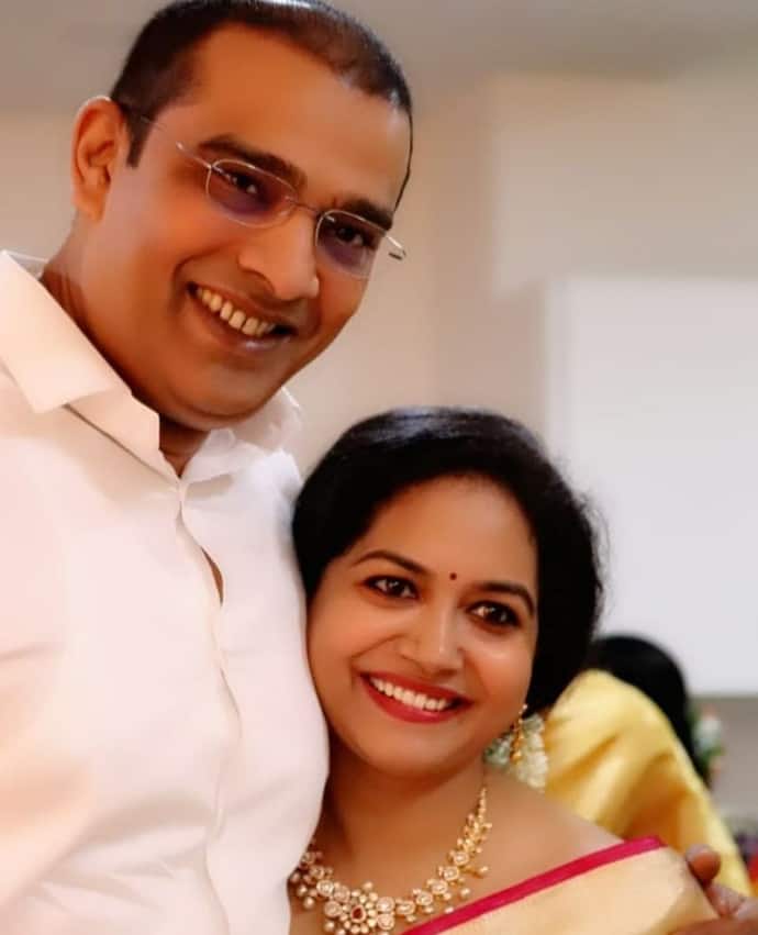 సింగర్‌ సునీత రెండో వివాహం బాగా కలిసొచ్చినట్టుంది. ఎక్కడ చూసినా సింగర్‌ సునీత సందడే కనిపిస్తుంటుంది. ఓ వైపు సింగర్‌గా, డబ్బింగ్‌ ఆర్టిస్టుగా కంటిన్యూ అవుతూనే ఈ తెలుగులో `డ్రామా జూనియర్స్` అనే షోకి జడ్జ్ గా చేస్తుంది.