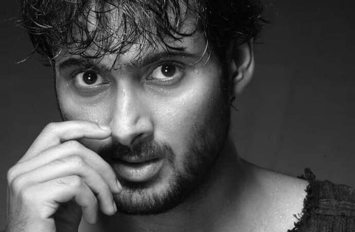 చక్కని రూపం, చిరునవ్వు... చూడగానే పక్కింటి అబ్బాయిలా అనిపిస్తాడు ఉదయ్ కిరణ్. సున్నిత మనసున్న వారు సినిమా రంగంలో రాణించలేరు. ఎదిగేవాడిని భుజాలపై మోసే సినిమా జనాలు, కిందపడిపోతే తొక్కుకుంటూ వెళ్ళిపోతారు. అది తెలియని ఉదయ్ కిరణ్ పూలు అమ్మిన చోట కట్టెలు అమ్మలేక ఉసురు తీసుకున్నాడు.