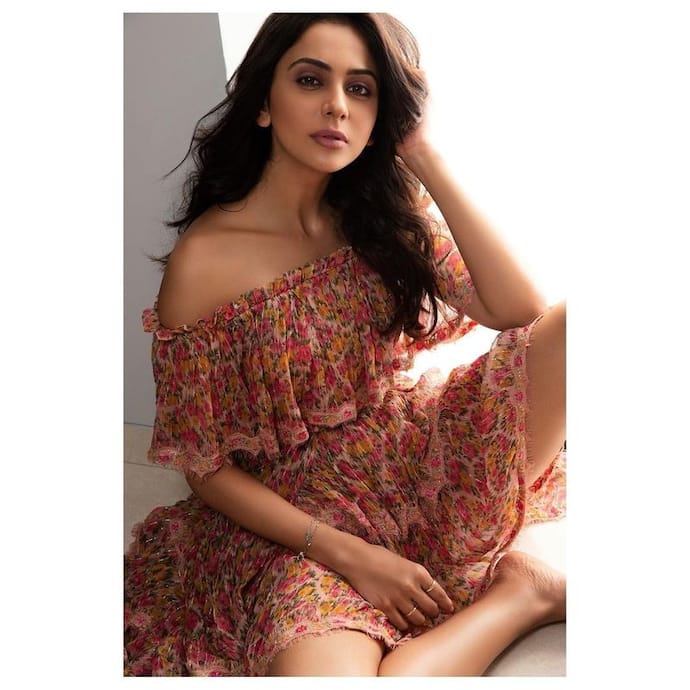 విశాఖ ఎక్స్ ప్రెస్ మూవీతో టాలీవుడ్ కి పరిచయమైన రకుల్ తక్కువ కాలంలోనే స్టార్ హీరోయిన్ రేంజ్ కి ఎదిగారు. నాన్నకు ప్రేమతో సినిమాలో ఎన్టీఆర్ సరసన నటించిన రకుల్, స్పైడర్ మూవీలో మహేష్ కి జంటగా నటించారు.