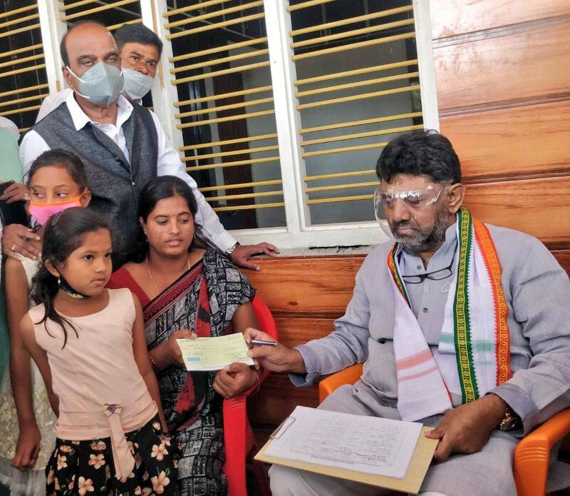 Chamarajanagara Oxygen Tragedy: KPCC chief dkS distributes 1 lakh Rs cheque rbj